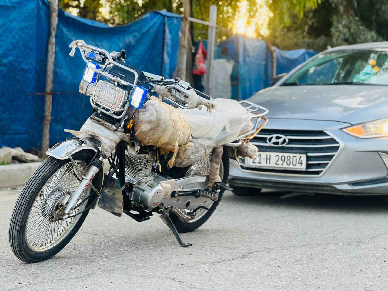 السلام عليكم موطور سلونك موديل 23 نضيف حيل محرك دمعة وجديد ممشة قليل كلشي شغال بي إضافات اضائات تقوية يعني الإضاءة فول  محرك 5 كير كامل من كل النواحي السعر 675 ألف وبي مجال علق أو اتصل على الرقم ***********
وحياكم الله
