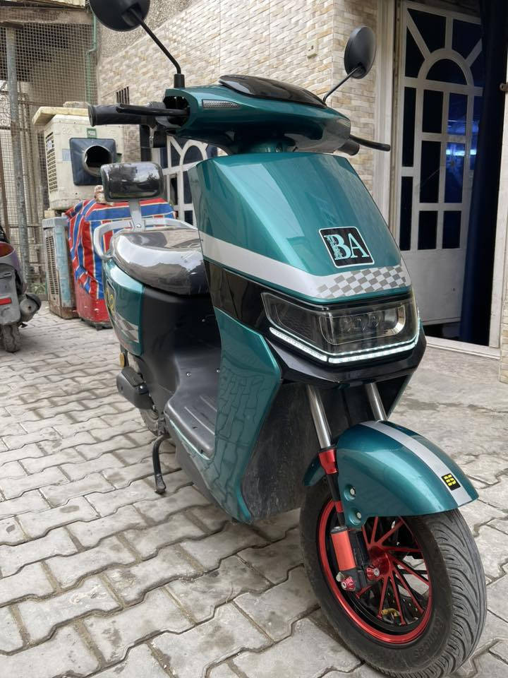 السلام عليكم سكنس  شحن للبيع الدراجه ماخذها من معرض قبل شهر ونص ماشيه ٦٠٠٠ الدراجه نضيفه الله شاهد ٦باتري .١٥٠٠ واط سرعتها ٩٩ سعرها ٦٢٥ وبيها مجال التفاصيل اخرى راسلني او خابرني ع رقم *********** المكان بغداد الحريه
