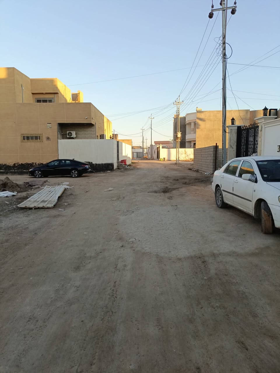 قطعة ارض للبيع في الرمادي شارع 40 خلف مرطبات دريم.

المساحة الكلية 310 متر تقريباً 
الواجهة 11.5 م تقريباً.
النزال 27 م تقريباً.

طابو زراعي سند 25.

شارع 8 متر او اكثر 

كافة الخدمات متوفره من ماء وكهرباء ، قريباً جداً من الشارع العام.

سعر المتر 360 الف وقابل للتفاوض.

ـــــــــــــــــــــــــــــــــــــــــــــــــــــــ.

📍 للمزيد من التفاصيل يمكنكم زيارة مكتبنا:

مكتب شمس الرافدين للعقار    – الرمادي / شارع 40 – قرب مرطبات دريم لاند.

📞 أرقام التواصل (واتساب متاح):

*********** ✅ عبدالغني الفراجي.

*********** ✅ عبدالغني الفراجي.

⏰ متواجدون في المكتب على مدار أيام الأسبوع.

من الساعة 3 عصراً حتى الساعة 9 مساءً.

نرحب بكم دائماً لزيارتنا والاستفسار عن أي عقار يناسبكم.
