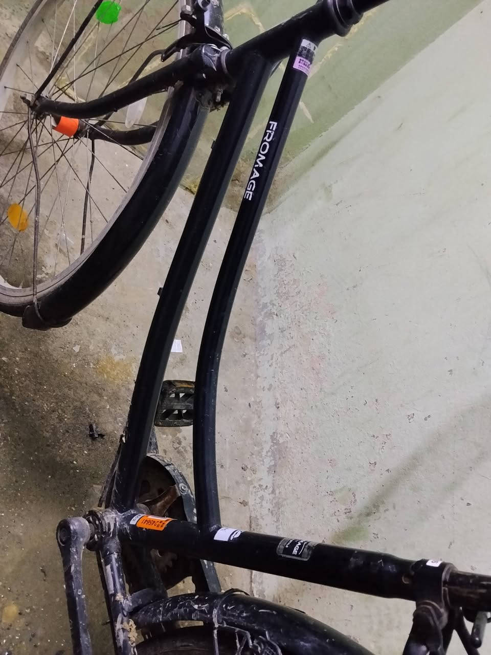 السلام عليكم بيسكل عبد الحليم للبيع  حجم 26 موديل 18 لون أسود اسطابات شغالة زوج تايرات نص عمر  السعر 80 وبي مجال المكان موصل  الأيمن حي المنصور *********** وشري  يتصل ع رقم وبتوفيق 👌
