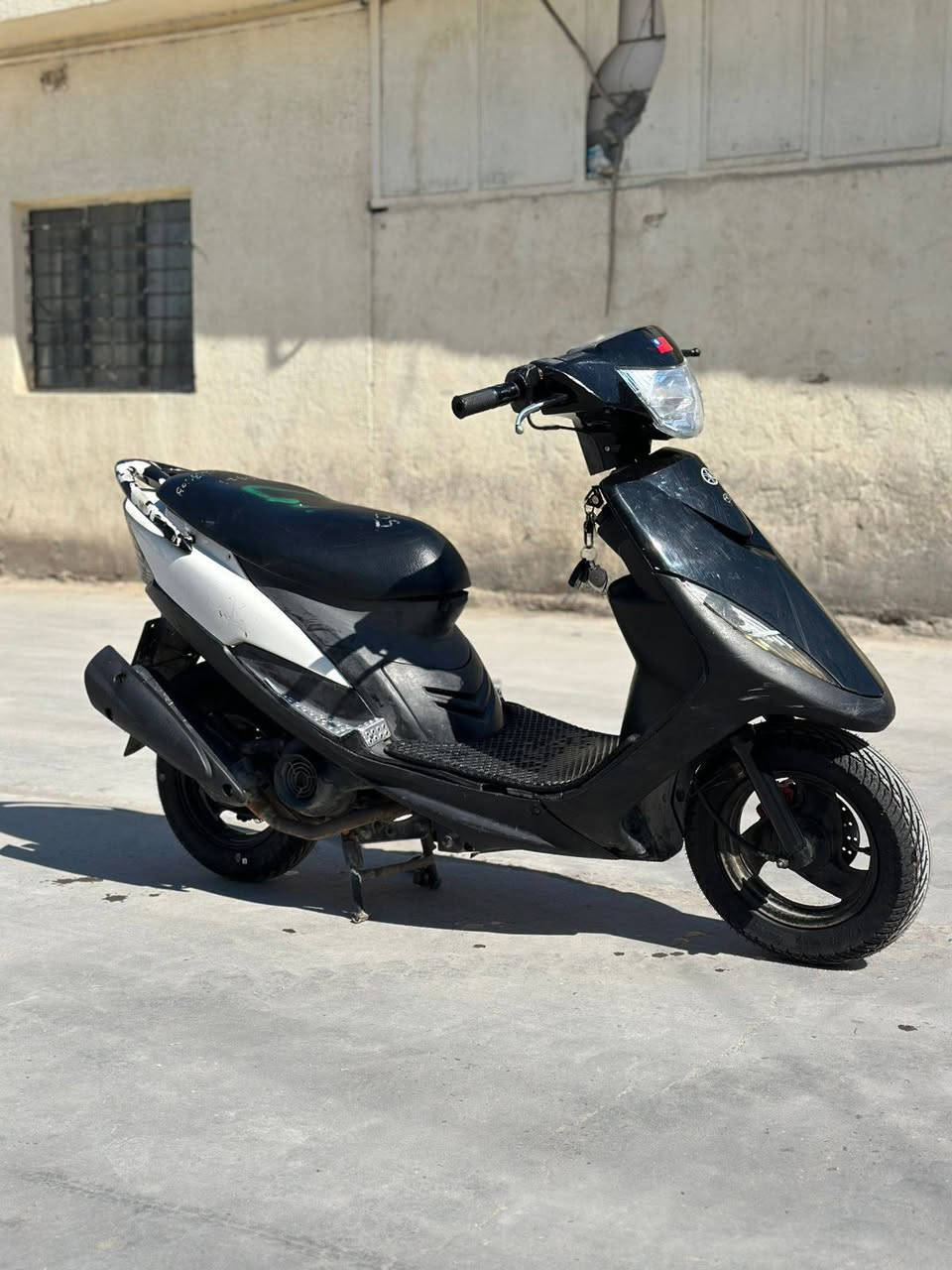 سلام عليكم دراجه ماكس عدله لون ابيض أوراق اصولي محرك وكاله وشلعته  فول كلشي مكفول اله الشاصي صار حادث وصار بيه عواج والباقي كله على كفالتي صاله 6اشهر طالعة من المعرض 
العنوان كربلاء الحر 
الرقم ***********
