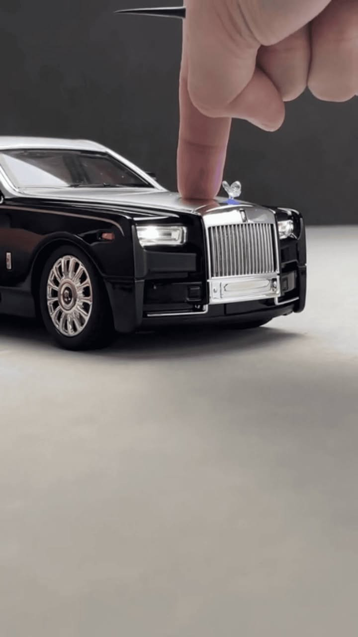 تحب السيارات الفخمة؟ 
رولز رويس فانتوم بحجم كبير وتفاصيل تخبل!

الأبواب تفتح، والمحرك واضح بالتفصيل 

تصميم ملكي يخليها قطعة عرض مميزة بأي مكان.

مناسبة للأطفال وهواة التجميع بنفس الوقت.

تفاصيل كروم ولمسات فخامة حقيقية.

اختيار مثالي كهدية راقية ومميزة 🎁✨

تواصل واتساب: ***********  او  عبر صفحتنا
