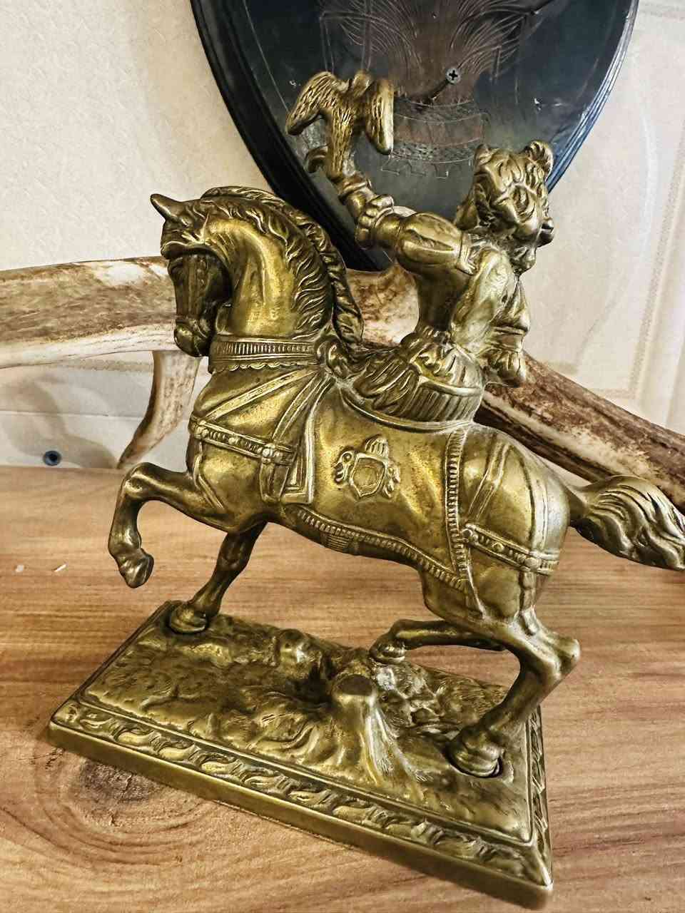 تمثال مدرب صقور صناعة  يدوية بريطانية نحاس ثقيل
*********** واتساب المحل في السليمانية يوجد توصيل
