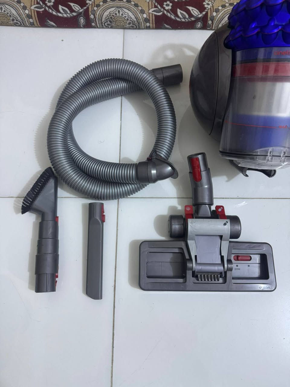 هو مكنسة Dyson Cinetic Big Ball Animal+. تتميز هذه المكنسة بتقنية "Cinetic" التي تفصل الغبار بكفاءة عالية بحيث لا تحتاج إلى غسل أو استبدال الفلاتر.فيما يلي إرشادات الصيانة والتنظيف الأساسية لهذا الموديل:تفريغ وتنظيف حاوية الغبار (Bin)التفريغ الدوري: قم بتفريغ الحاوية بمجرد وصول الغبار إلى علامة MAX للحفاظ على قوة الشفط.طريقة الفتح: اضغط على الزر الأحمر الموجود أعلى مقبض الحمل لتحرير وحدة الإعصار والحاوية. لتفريغ الأوساخ، اضغط بقوة على نفس الزر الأحمر لأسفل؛ ستنزلق الحاوية لفتح القاعدة.غسل الحاوية الشفافة: يمكنك فصل الحاوية الشفافة تماماً عن وحدة الإعصار وغسلها بالماء البارد فقط.تحذير: لا تستخدم المنظفات أو الملمعات، ولا تضعها في غسالة الأطباق.تجفيف تام: يجب أن تجف الحاوية تماماً لمدة 24 ساعة على الأقل قبل إعادة تركيبها.تنظيف وحدة الإعصار (Cyclone)ممنوع استخدام الماء: لا تغمر وحدة الإعصار (الجزء العلوي الأزرق) في الماء ولا تسكب الماء داخلها أبداً.التنظيف الجاف: استخدم قطعة قماش جافة أو فرشاة صغيرة لتنظيف "الغطاء" (shroud) وإزالة النسل والأتربة العالقة.نصائح لاستكشاف الأخطاء وإصلاحهافقدان الشفط: إذا ضعفت قوة الشفط، تحقق من وجود انسدادات في الخرطوم، الأنبوب (Wand)، أو رأس التنظيف.توقف الفرشاة: إذا توقفت الفرشاة الدوارة، تأكد من عدم وجود شعر أو خيوط متشابكة تعيق حركتها وقم بقصها بعناية.الروائح الكريهة: غالباً ما تنتج عن دخول رطوبة إلى وحدة الإعصار (مثلاً عند شفط شعر حيوانات مبلل). ينصح بتنظيف الحاوية وتركها تجف مستخدم مستخدم البوري بي فطر صغير


**إذا كنت صاحب هذا الإعلان وتريد حذفه لأي سبب، رجاءا أرسل رسالة إلى الدعم الفني**