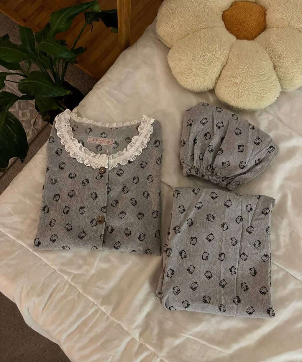 نعومه واناقه بنفس الوقت
بجامه Hello kittyن رصاصي وتخبل
ناعمه وتخلي ستايلج يجنن بالبيت
متكونه من ٣قطع
بسعر١٢ فقط
توصيل محافظات ٤
داخل الكوت ١ فقط


**إذا كنت صاحب هذا الإعلان وتريد حذفه لأي سبب، رجاءا أرسل رسالة إلى الدعم الفني**