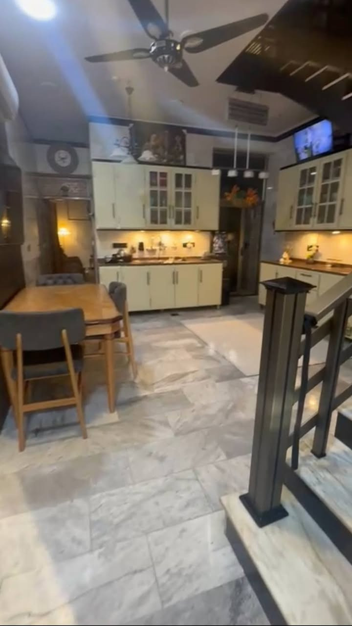 السلام عليكم
بيت للبيع بالديات  بالتراث قرب فلافل خلدون 
مساحة  ١٠٠ م واجهه ٥/ نزال  ٢٠/

طابق الارضي..  مرمر
صاله + غرفه + مطبخ. حار بارد 

طابق  الثاني..  مرمر
غرفه عدد. ٢ + حمام 

طابق الثالث..  مرمر
غرفه سويت + كوفي  + سطح والبيتونه سيراميك الارضيه شتايكر فوكاه ماده  اوزكرام مانع الرطوبه
بناء البيت  ٢٠٢١ 
بناء درجه  اولى متعوب عليه بالعافيه الي ياخذه

جوال 
***********  واتساب
*********** خاص
