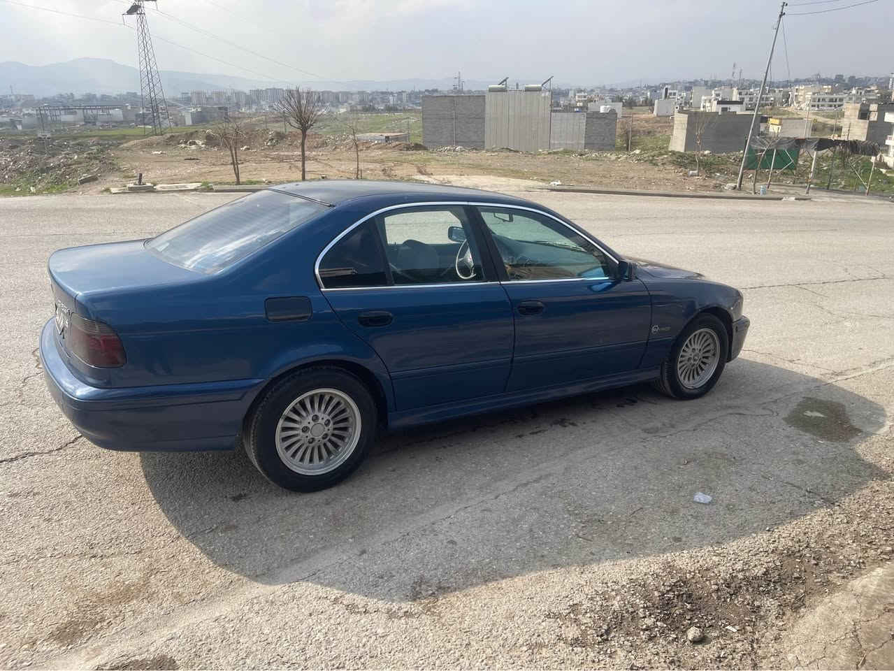 بیئێم سەقەر 525 
مەنەفێستی ئەسلی 
دەبل دیجیتال 2001
٣ گێر تۆماتیك عادی سپۆرت 
كوشن جلد 
سوكان ڤۆلیۆم 
فۆرمیكا 
چوارتایەی تازە
بێ دەعمولێدراوی 
گێرو مەكینەو ئەكسل بەشەرت 
تەقەورەقەی بەشەرت 
فول فولە بەس سلایت نیە 
سەیارەكە زۆر جایزە مالی دۆستە 
سعری 35گەڵاو معامەلەیەكی كەم 
*********** السليمانية, العراق
