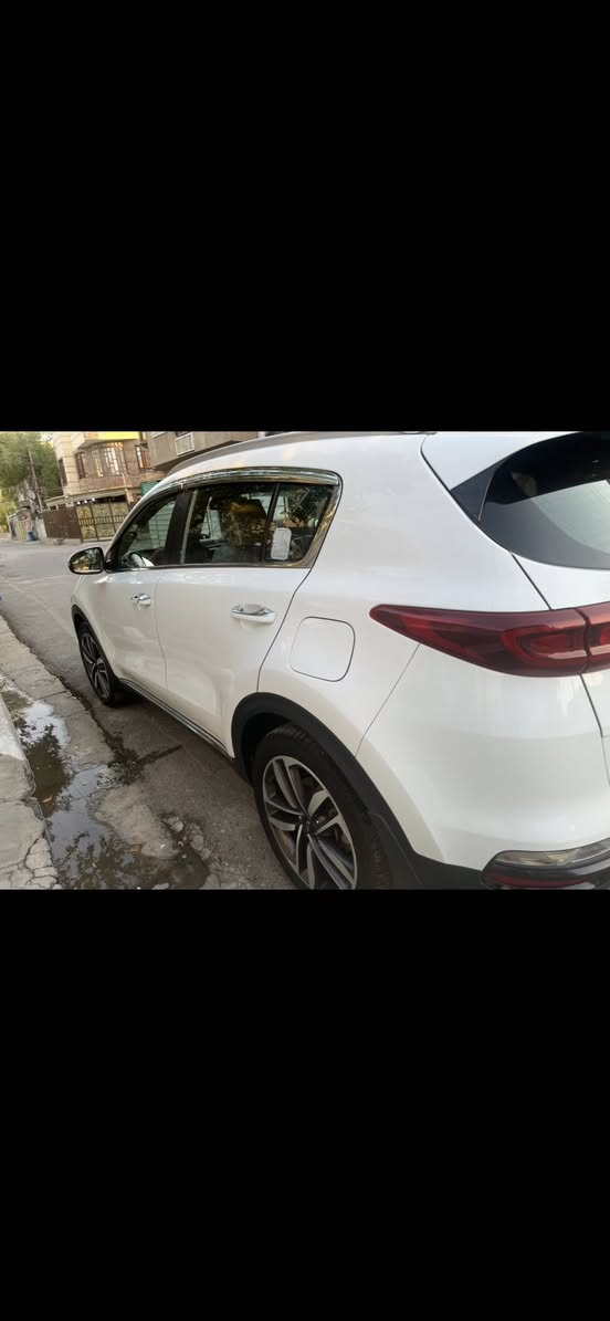 السلام عليكم
سبورتج للبيع مديل 2019 
سيارة خليجي مكفوله من كل شي 
لا ضربه ولا حادث سياره جديده تجي وشوف بعينك موصفات 
شاشه تحكم 4 جهات 
محرك 2000 دوش 
ماشية 53 الف 
حساس امامي خلفي 
سياره مال بيت ما طالعه تايرات تخم جديد شاداله 
السعر 21.000$ وبيه مجال 
سايد بريك بصمه 
3انظمه قياده 
مكفوله من كل شي 
الاستفسار اتصل وتدلل 
***********
