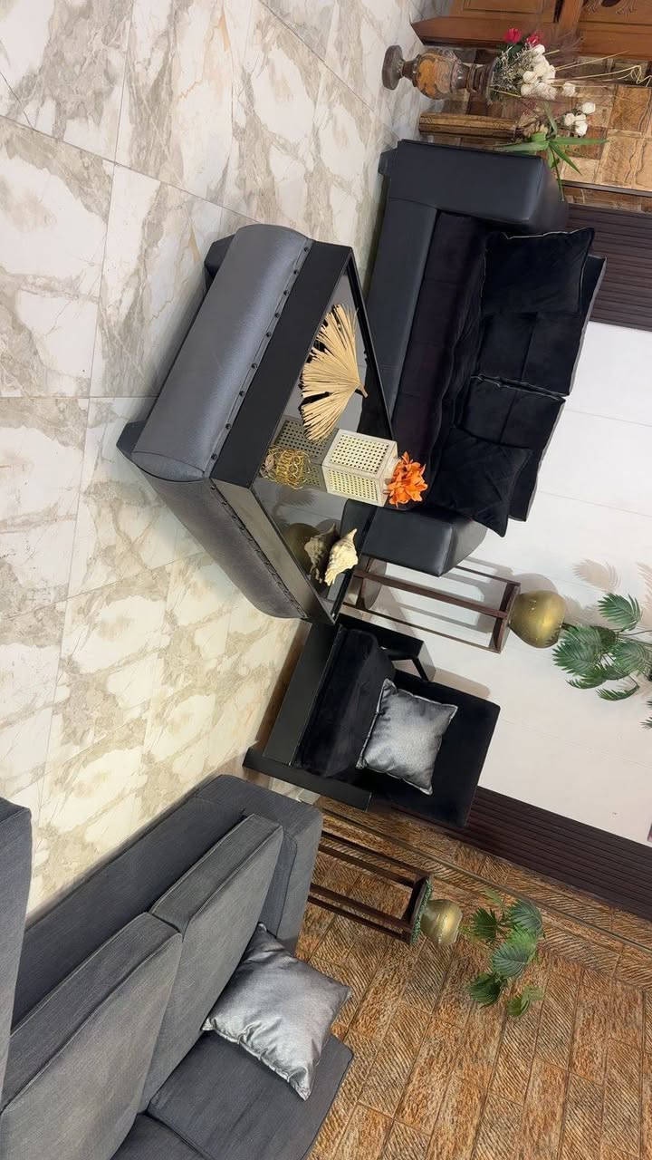 طقم كنب راقي جداً 🛋️🤍
من home centre خشب سويد 🪵 فخم و ثقيل جداً ، اسفنج دانلوب ،ارضيات zig zag الظهر بوليستر طبي بالكامل " ، قماش جيكار فاخر و شاموا مخمل استخدام بسيط جداً بحال الوكاله . (( بسعر مغري جداً )) الله يبارك لصاحب النصيب ✨🤍
 .


**إذا كنت صاحب هذا الإعلان وتريد حذفه لأي سبب، رجاءا أرسل رسالة إلى الدعم الفني**