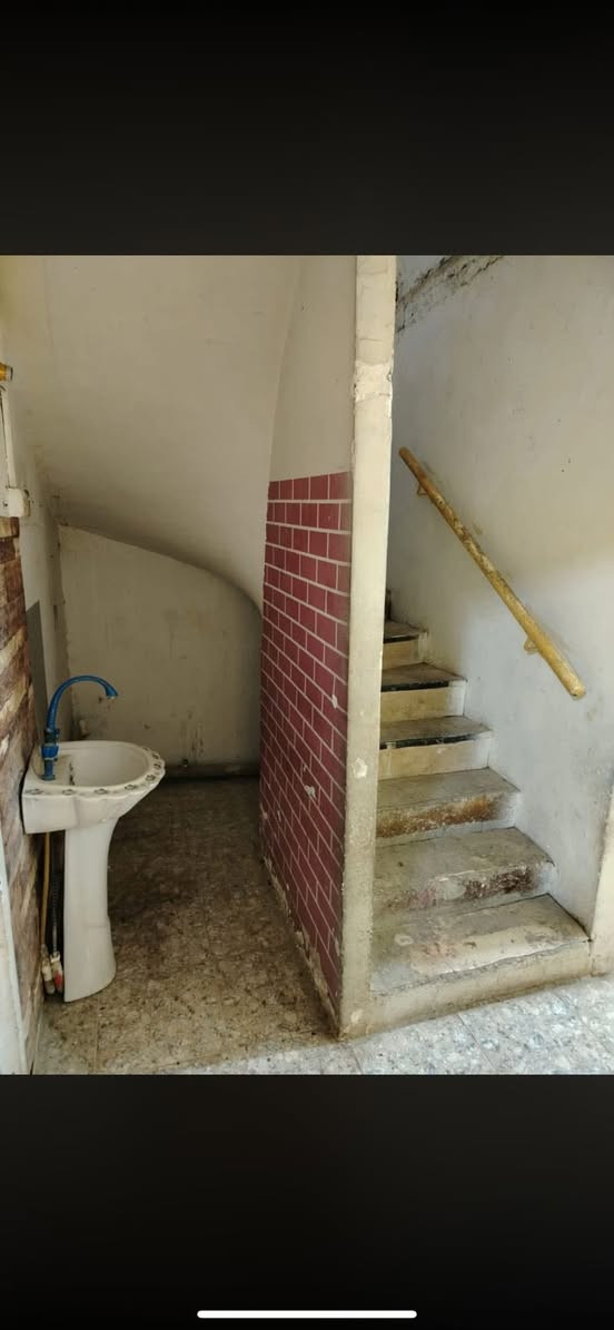 شقه طابق اول موفقيه قرب شارع بغداد تتكون غرفتين وصاله ومطبخ وحمام رايد اله تعديلات بسيطه وينكص من لاجار سعر250قفل لحد يجي ويكول طيحولي..***********
