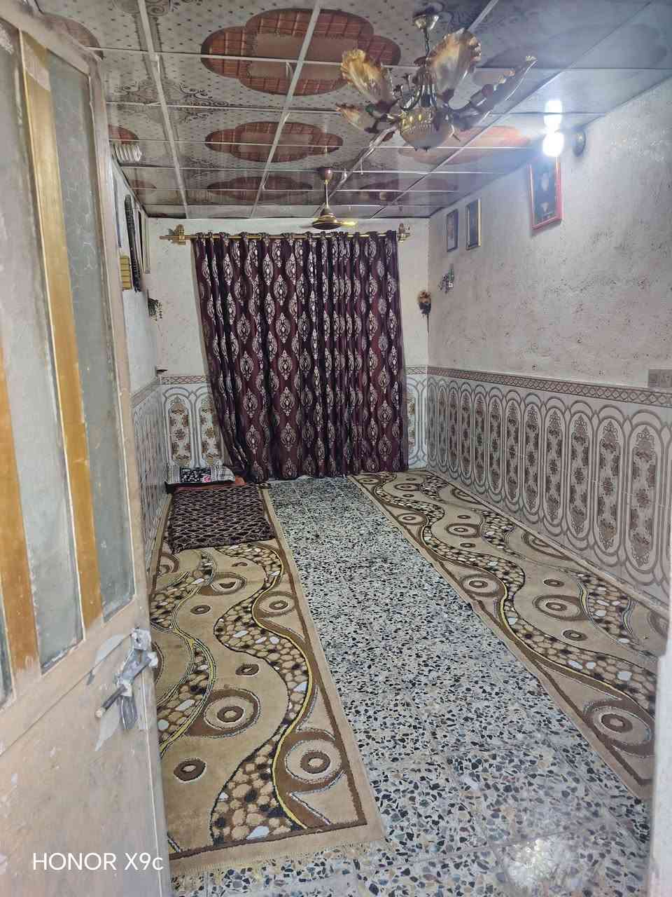 سلام عليكم دار للبيع مساحه ١٥٠متر مع الحديقه البيت يشمل 3غرف وصاله ومطبخ واستقبال خارجي سعر 38 مليون مع تانكيات مغاسل مع البيت مكان حي الجزائر مقابل السجه ***********
