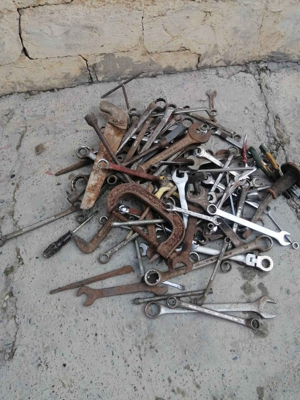 اغراض للبيع مايقارب ٥٠٠ قطعه اصبانه للاستفسار اتصل على الرقم ***********
