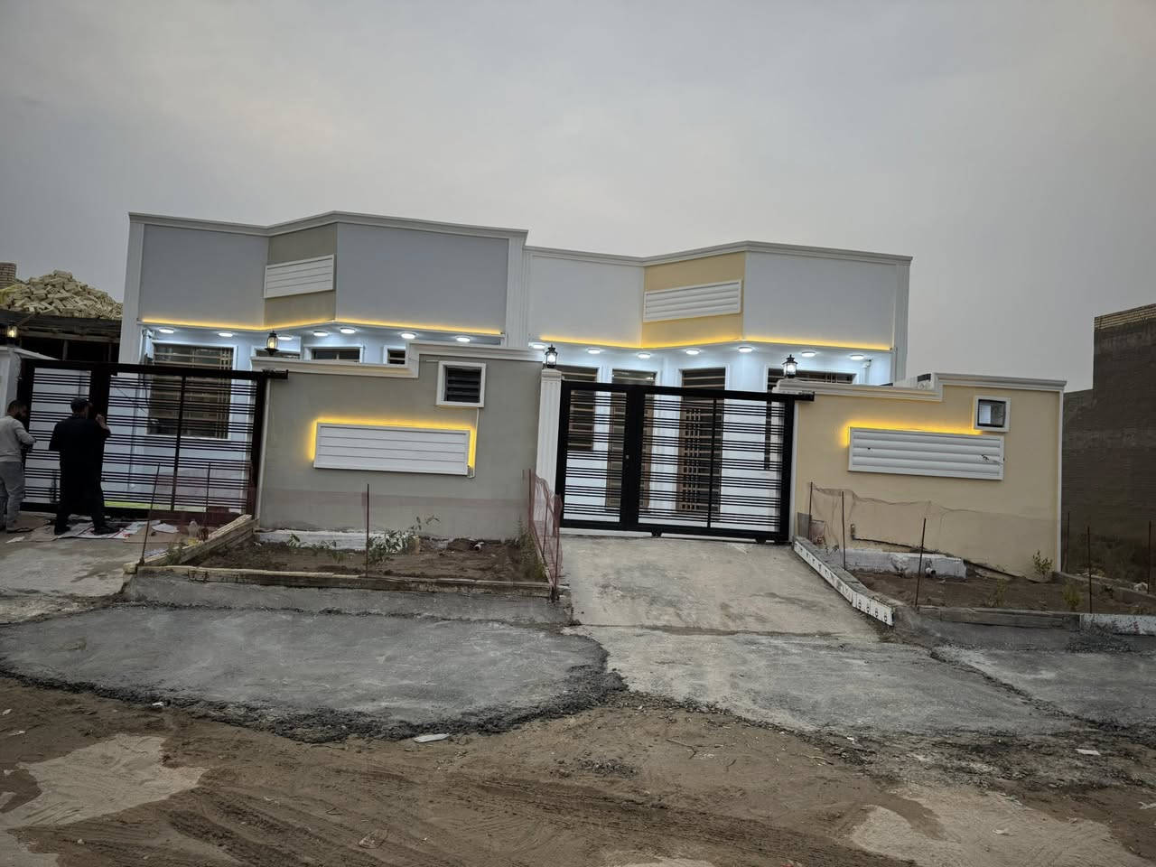 سلام عليكم يوجد دار حي المصطفي قطع حجيه نوفه دار يحتوي غرفه نوم وحده صاله وستقبال مطبخ المساحه ١٤٠ تحويل ١٠٠ بناء حديث قريب عل تبليط رقم ***********
