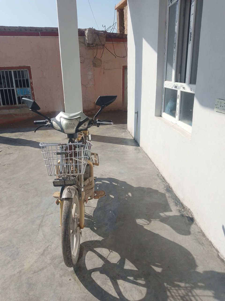 عندي موطر شحن اللبيع نضيف بس بطاريات مالتو تعبانات وسعر 250 ألف وبي مجال ***********،،
