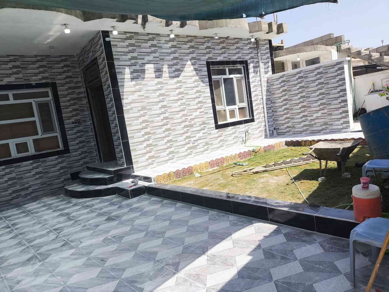 من رخصه الادمن 
خلفه سيراميك متاح للعمل وباسعار مناسبه وشغل درجه اولى والعنده شي يجي وما نقصر وياه الاتصال بالرقم ***********
او مراسله الصفحه
