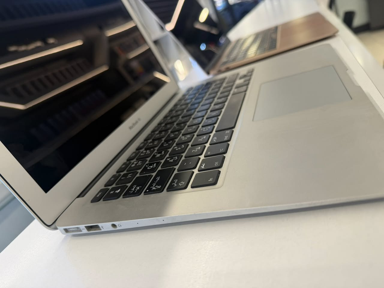 ماك بوك اير قطعتين 
الاول :
اير core i3 لون روز كولد سوبر سلم 
اصدار 2020
رام 8 
Ssd 256 

الثاني:
اير core i5 
رام 8 
ذاكرة 128 
اصدار 2016 
سلم + لد ابل خلفي مضيء 

-
الاجهزة شغالات وبحالة جيدة 
مع ضمان 30 يوم استرجاع في حال وجود اي خلل 

***********
