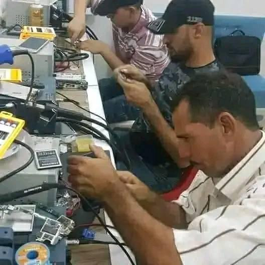 تعلن وحدة التعليم المستمر 
🔷مركز آزار 🔷.

عن إقامة دورة صيانة الموبايلات الشاملة (هاردويير + سوفتويير ) 

⭕️300 الف فقط بدلاً من 300$ وتستمر لغاية ماتتعلم وتكون مصلح سوفت وير وهارد وير  👨‍💻🤶

🛠📱📲🛑

قوموا باستغلال الفرصة واحجزوا مقعدكم قبل اغلاق الحجز ! 

♦️مدة الدورة.♦️:-
(مفتوحة- 5محاضرات اسبوعياً  ).

🌐نبذة عن دوراتنا🌐.:- 

منهاج الدورة (الهاردويير) يتضمن:
1. التعرف على أدوات و أجهزة الصيانة وكيفية استخدامها.
2. دراسة وتعريف كل القطع الالكترونية الموجودة على البورد منها الايسيات والمقاومات والمكثفات و ...
3. التعرف على الاعطال الشائعة الرئيسية والثانوية لمختلف الاجهزة.
4. فتح الاجهزة و تركيبها يدويا لكل الموديلات.
5. التعرف على كيفية "تبديل الشاشات والبلازمات لجميع الموديلات عمليا.
6. التعرف على كيفية "تبديل قواعد الشحن" عمليا.
7. حل مشاكل الشبكة وايجاد البدائل عمليا.
8. قياس المقاومات والملفات والمكثفات وكيفية تشخيص الاعطال عن طريق القياسات.
9. فحص اجزاء البورد ووظيفة كل جزء وكيفية تبديل تلك الاجزاء عمليا.
10. تبديل الايسيات بأحترافية .

أما (السوفت وير) ويشمل الاتي:
1. التعرف على بيئة السوفت وير.
2. معرفة كيفية اعطاء و تحميل السوفت وير.
3. التعرف على كيفية معالجة أعطال السوفت وير.
4. فك حماية الجيميل.
5. فك سامسونك اكاونت.
6. فتح حسابات الـ iCloud المغلقة.

عدد المحاضرات أسبوعيا = 5 (كل محاضرة / ساعتان).
محاضر الدورة : "#ازهر الغانم 

🔴عنوان التسجيل : 

البصرة الجمهورية تقاطع معهد النفط قرب الريان سنتر للألعاب 
***********
***********

🔸 يمنح المتدرب شهادة مشاركة معتمدة بعد انتهاء الدورة صادرة من نقابة العمال قسم الميكانيك 🔸

🔘علما اننا متواجدين في المركز  طيلة أيام الأسبوع الكائن في الجمهورية من الساعه ال٩صباحا الى ال٩ مساءآ 🔹

🔻 لاجراء اي استفسار و معرفة المزيد من المعلومات يرجى مراسلتنا على الصفحة 📩. البصرة, العراق
