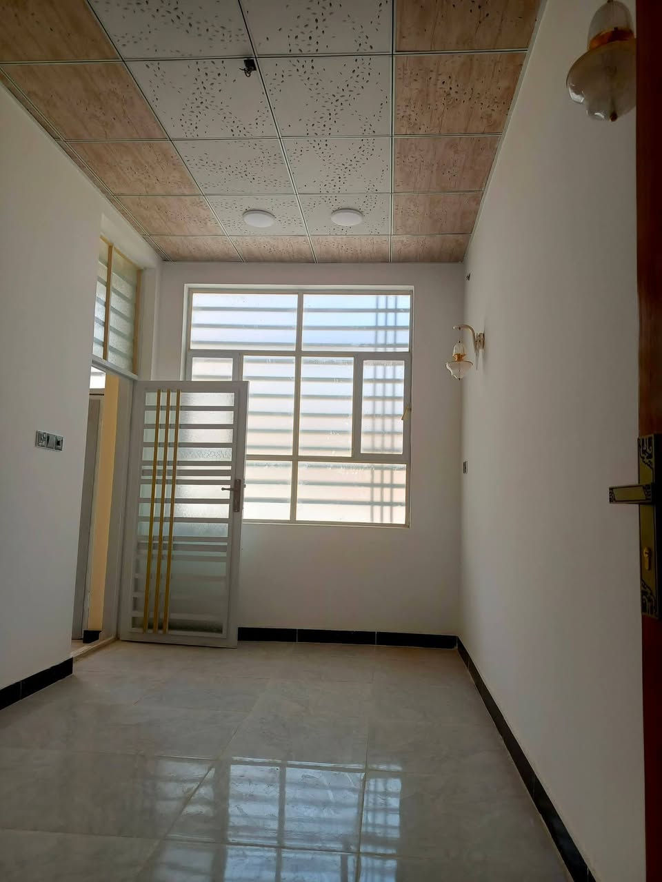 ياالله 

يوجد لدينا بيت للبيع حي ميسان قطاع 35خلف المستوصف والسوك والمدارس مساحه 50متر طابقين يحتوي على استقبال وصاله ومطبخ وصحيات والطابق الثاني يحتوي على غرفه وصاله وصحيات صب كونكريت ارضيه بورسلين جدران سيراميك سقوف سي إن سي شغل درجه اولى 

السعر المطلوب خاص 

للاستفسار والمعلومات الاتصال بنا ع الارقام 

***********

***********

***********

او مراجعه مكتب ألروان للوساطه العقاريه والمقاولات العامه 

عنوان المكتب حي ميسان ع الشريط قرب صيدليه الشراع مقابل الاستداره مباشر 

عندك بيت عرصه للبيع راسلنه وات ساب وتدلل
