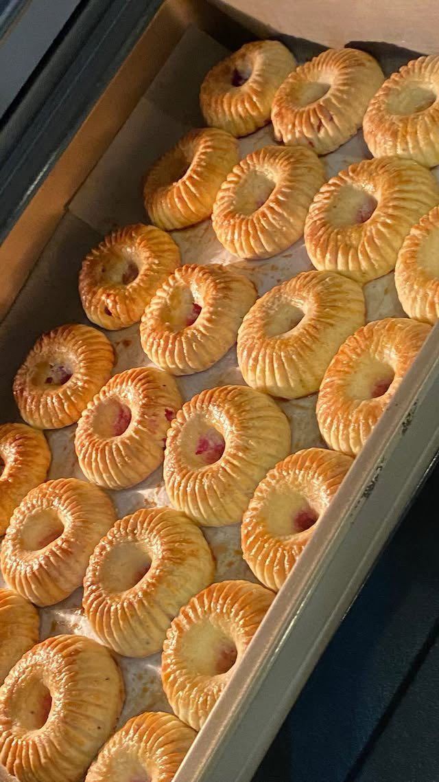 يعلن مطبخ بركات الزهراء عن فتح الحجز لكليجة عيد الأضحى 🎉
كل عام وأنتم بألف خير 🤍

✨ الأسعار:
🔸 كيلو الكليجة بـ٧
🔸 إذا تأخذين ٣ كيلوغرامات يصير الكيلو بـ٦
🔸 إذا تأخذين ٥ كيلوغرامات يصير الكيلو بـ٥

⚠️ جميع الحشوات داخلة بالسعر ماعدا حشوة الجوز الكيلو بـ٩

📩 للحجز والاستفسار مراسلتنا على الصفحة
🍪 شغل بيتي وطعم يجنن �


**إذا كنت صاحب هذا الإعلان وتريد حذفه لأي سبب، رجاءا أرسل رسالة إلى الدعم الفني**