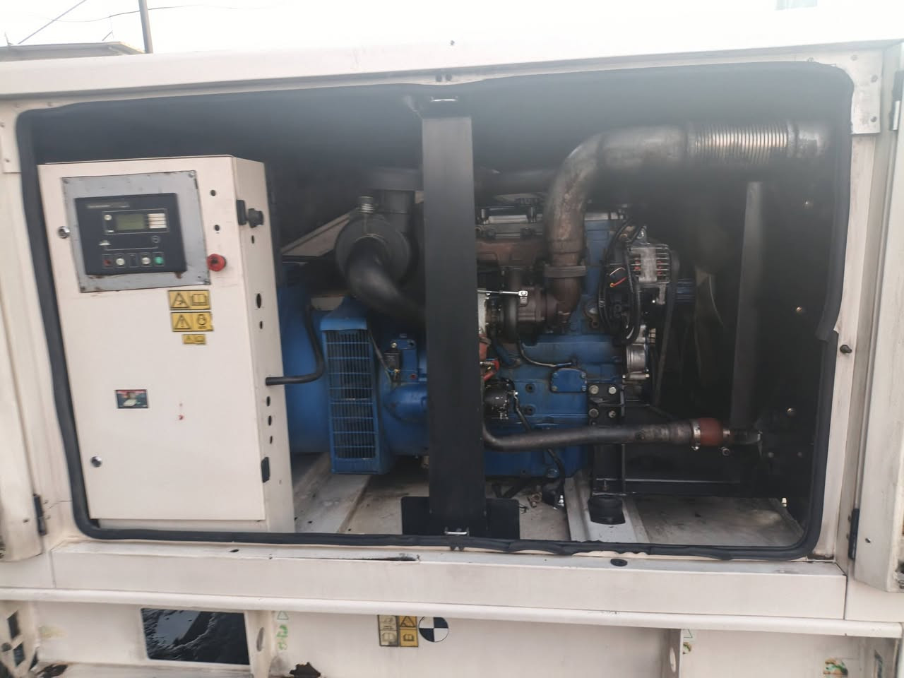 السلام عليكم ورحمة الله
للبيع مولد نوع بيركنز 
100KVA
مجفت تجفيت عام على الشغل
السعر 55ورقه وبيه مجال 
العنوان اليوسفية
***********
