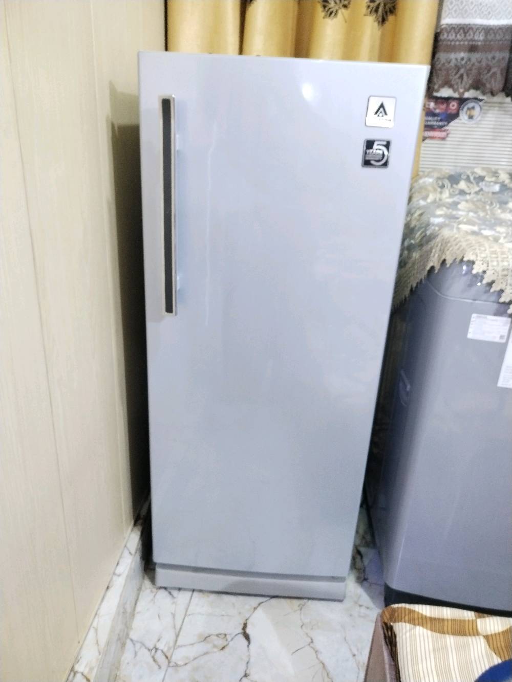 ثلاجة للبيع شركة الحافظ امانة الله جديدة ومحاطين بيها شي بس الماء سعرها200الف