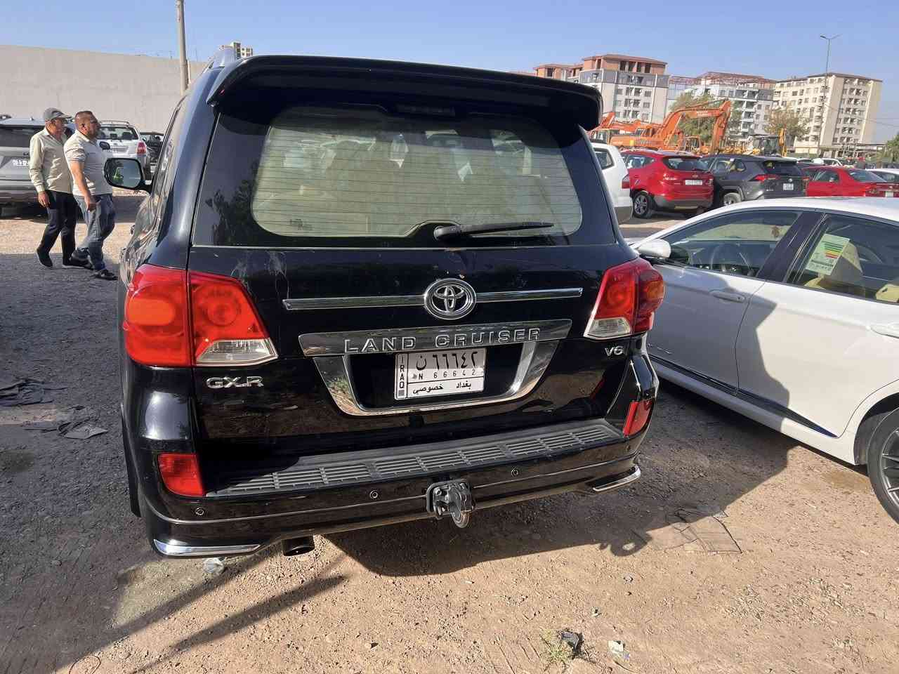السلام عليكم ورحمة الله 
سيارة تويوتا لاندكروزر 2013 للبيع فقط
اللون اسود 
‏Gx.r  v6
179,000km
فول مواصفات بريم
اخوان ما يحتاج اذكر مواصفاته لان معروفة فول مواصفات 
السيارة كفالة عامة فقط بارد بالباب الخلفي عكس السايق 
ورصعة بالباب الصندوق 
رقم بغداد باسمي الشخصي 
عنواني بغداد 
للاستفسار اكثر
***********
***********
