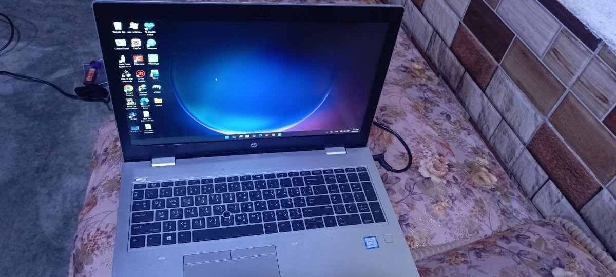 السلام عليكم 
حاسبهhp للبيع المواصفات كلها داخل الصور 
حاسبه نضيفه شاحنتها معاها جاهزه من كل شيء 
السعر 300 وبيها مجال 
الاستفسار على هاذا الرقم ***********
