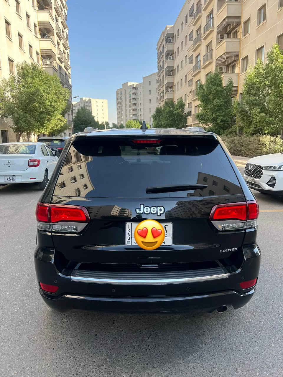 للبيع: جيب جراند شيروكي ليميتد 2020 امريكي
🖤الموديل: 2020 (وارد أمريكي).المحرك: 6 سلندر 3.6
الممشى: 70,000 ميل فقط 
اللون:
أسود  (خارجي وداخلي اسود).✨ 
أبرز المواصفات (فل كامل):بانوراما | شاشة كبيرة 8.4 بوصة (CarPlay & Android Auto).تشغيل عن بُعد | بصمة دخول وتشغيل ذكي.كراسي كهرباء (تدفئة وتبريد + ذاكرة خزن) |.كاميرا خلفية 
 حساسات وقوف | صندوق كهرباء
‏السعر 24000$ وبيها مجال
للتواصل ***********
