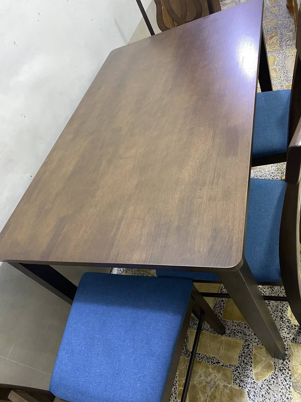 ميز طعام اربع كراسي السعر دا ابيعه 450 بدون اي عملة   صـار يومين من اشتريته لكن كبير على مطبخنا   للتواصل ***********
