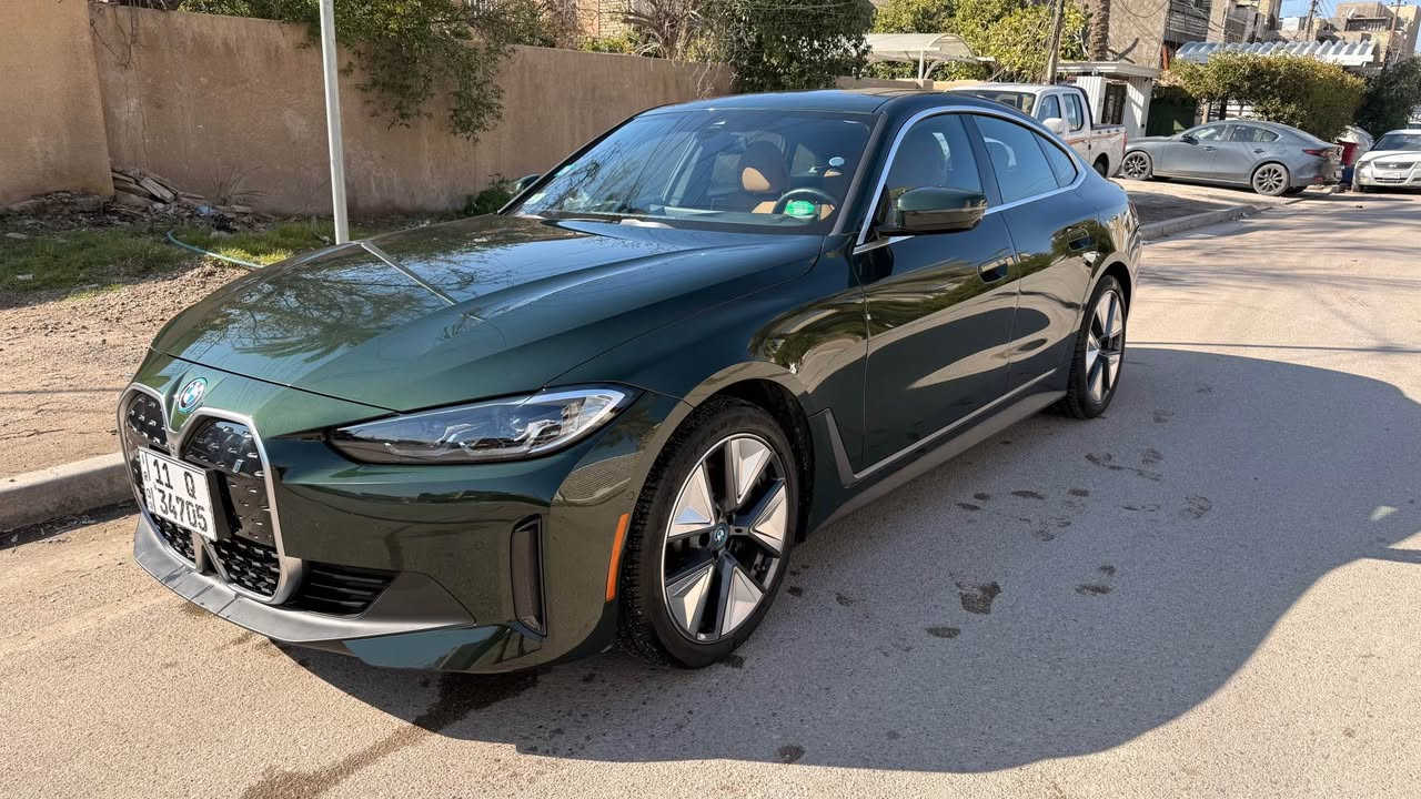 السلام عليكم 
بي ام دبليو BMW i4 Edrive40 2024
فل الكترك (كهرباء بالكامل)
بجم كبس ولابرغي مفتوح
المواصفات (بيع او مراوس):
* وارد امريكي 
* لون اخضر
* محرك كهرباء 
* بطارية 81.5 كيلو واط / ساعة (الشحنه تمشي 400-450 كيلومتر)
* سويج بصمه عدد ٢
* بانوراما
* لايتات امامية متحركة عدسة Adaptive laser led 
* حساسات امامية وخلفية 
* رادات جانبية وامامية
* كاميرا 360 درجة
* توقف ذاتي (امامي وخلفي)
* تنبيه اصدام للمركبات وللاشخاص
* محدد ومثبت سرعة + تنبيه الخروج من المسار
* اوتو بارك
* نظام الترفيه idrive 8 احدث نظام 
* ممكن عرض خريطة ويز على الشاشة الاماميه (امام السائق)
* المسافة المقطوعة 9500 ميل 
* مقاعد كهرباء + تسخين مقاعد + تسخين مقود قيادة
* اوامر صوتيه في النظام الترفيهي 
* السرعة من 0-100 خلال 5 ثواني
* كاميرا بانورما
* حادث السيارة : الابواب الجانبية عكس السايق (تم تبديل الابواب بأبواب اصلية) +ايرباكات مبدلات وكاله و راجعات وكاله بلاديات 
* السيارة جديدة جداً ونظيفة ومناقصها اي شي ولا كلوب او اشعار بيها سياره وكاله مناقصها برغي
* السعر 35600 (356 ورقة) بيها مجال بسيط جداً او مراوس 
*  مكان السيارة بغداد – العامرية
*  رقم الهاتف *********** بغداد, العراق
