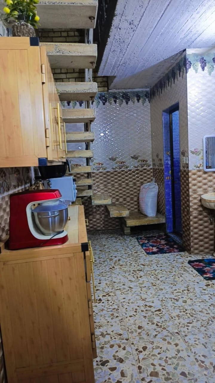 دار طابو ملك صرف
الموقع الشعب قرب كلية الامام الكاظم (العقار الثانية )
المساحه 80متر  واجهه 4.40 نزال 19

 بناء قديم عكادة صالح للسكن يحتاج ترتيب 
الارضيه كاشي/ المطبخ و الحمامات سيراميك للسكف والسطح فرشي قديم

البيت مدخلين

-الطابق الاول / طرمة + حمام خارجي + استقبال + حولي صغير بالممر +مطبخ + حمام + منور 3 متر
-الطابق الثاني/ غرفتين ٢ نوم غرفة داخل غرفة + بناء و حمام غير  كامل .

-الطابق الثالث سطح . 

شامل ماطور ماء + خزان ماء + سخان + المراوح والانارة. 

البيت  شبه ركن موقعه حلو ولا يوجد امامه بيت

 شارع عريض 12متر + رصيف متر 
للاستفسار الاتصال علئ ***********

السعر 165 مليون قابل للتفاوض.
