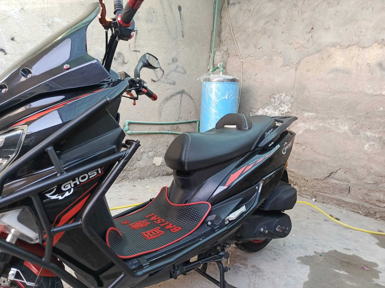 السلام عليكم ورحمة الله وبركاتة 
دراجه گوست صيني موديل 2024 كفاله محرك شرط برغي مامفتوح بيها مطلعها على ايدي من المعرض ماشيه 4000 مابيها لاضربه الدراجه حلوه لون اسود ملكي مدرعه 
مكاني ناصريه الأسكان الصناعي 
للاتصال «***********»
السعر 800وبيه مجال بسيط للشراي
