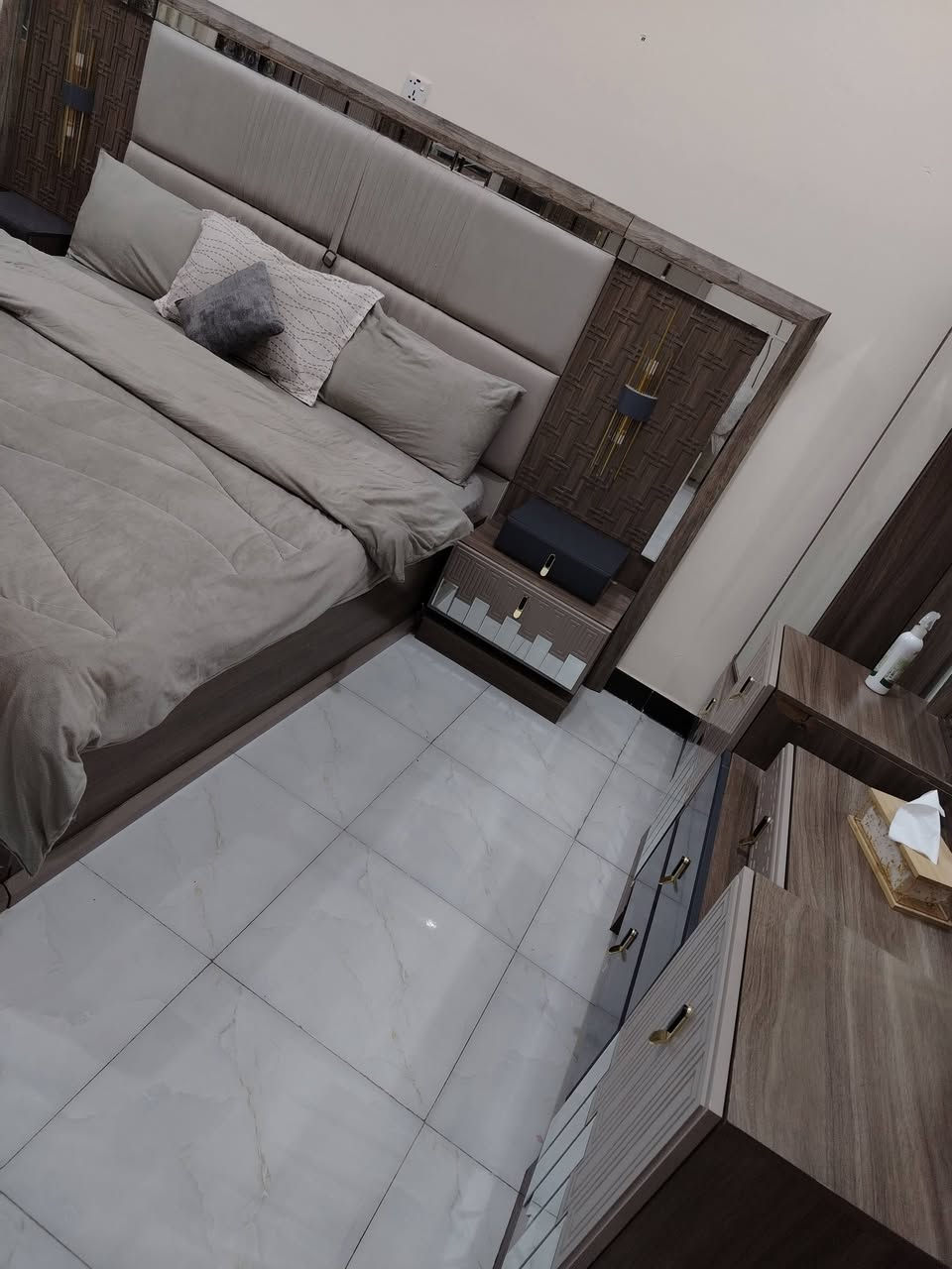 السلام عليكم 
غرفة اخشاب للبيع ايطاليه 
السعر مليون 
للاستفسار أكثر الاتصال ع الرقم 
***********
