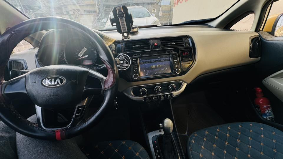 كيا ريو 2015  تكسي للبيع خليجي قطرتين كيج حماوة مو گلوب محرك 1600 بيها بارد جاملغين وشويه من الباب الهيئة مصفرة السيارة بأسمي السنوية لل 2028السعر 79
***********
