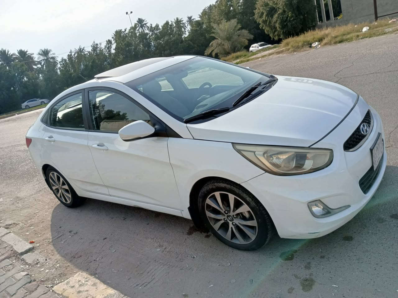 السلام عليكم 
اكسنت خليجي موديل 2017 رقم بغداد محرك 1600 دبل قطرة فتحة سقف تحكم ستيرن عداد 136,000km محرك وكير وتبريد بحالة ممتازه مكان السيارة بغداد السعر 106 للاتصال ***********
