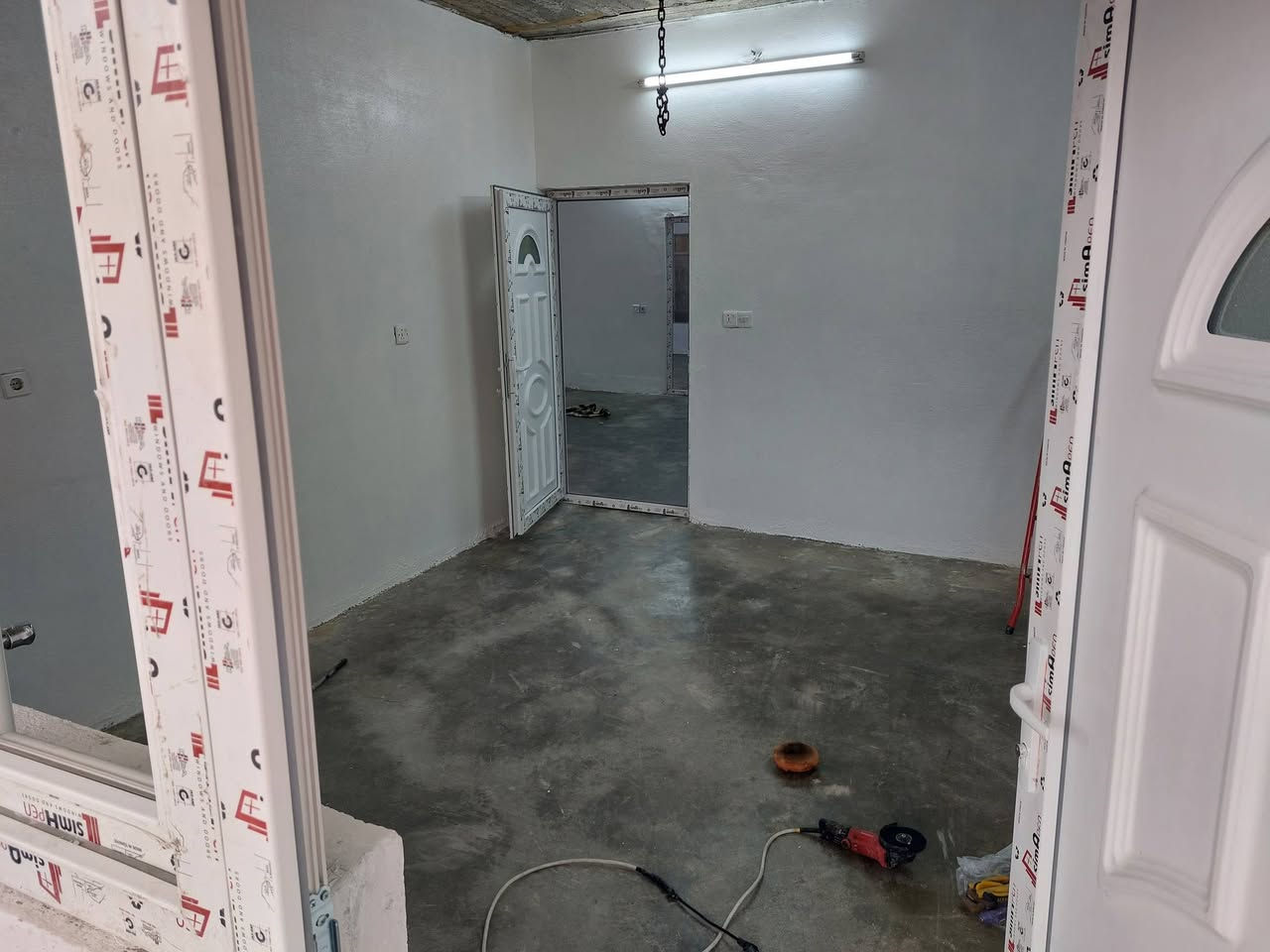 دار للبيع قرب مركز الشباب قريب عالسوق فرع  قيس وشهاب مساحة 200 متر غرفتين نوم هول ومطبخ واستقبال رقم بلديه مو زراعي سعر 52 مليون وبيها مجال للإستفسار اتصال على الرقم ***********
