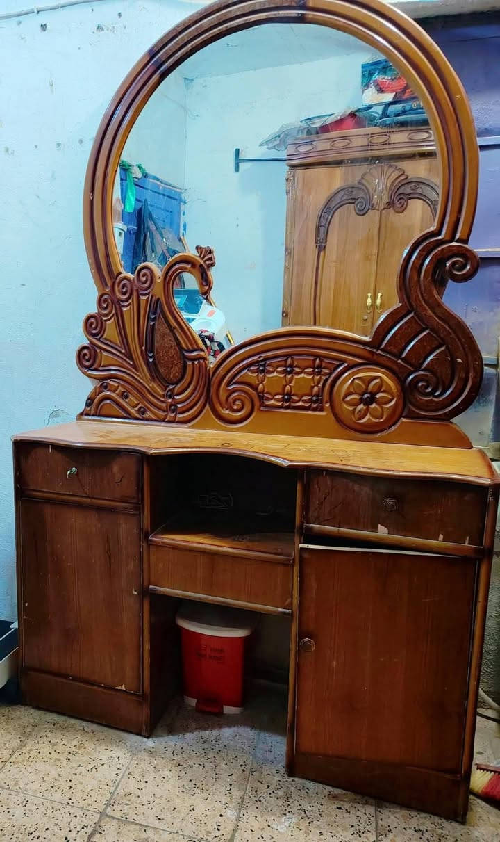 للبيع .. جرباية نفرين ثقيل مع تاج.. ميز.. قيم باليرضه الله. ***********
