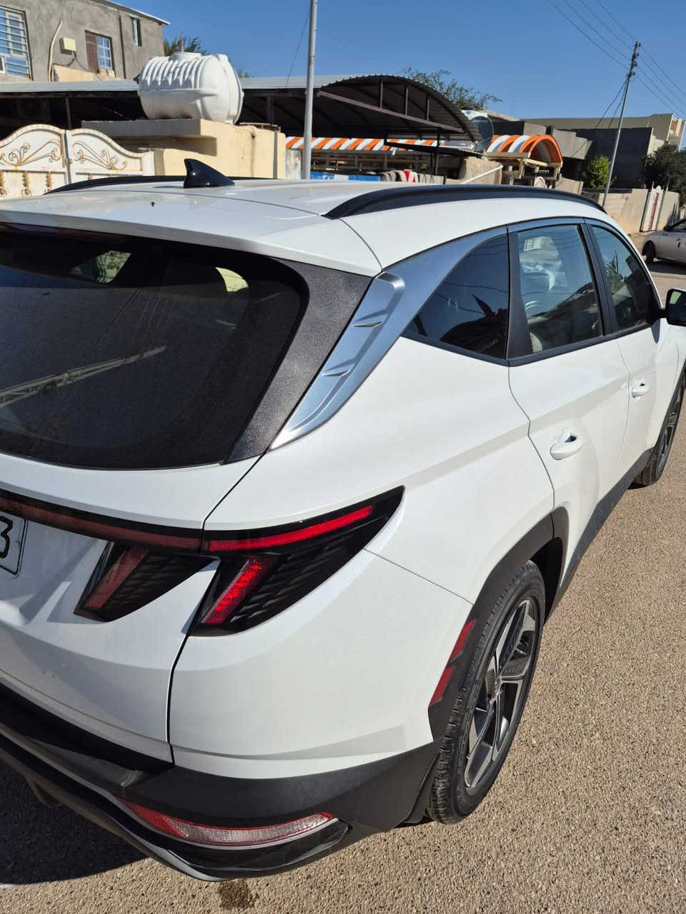 السلام عليكم
توسان وارد امريكي موديل ٢٢ للبيع 

صور الحادث مرفقة بدون دواخل بدون ايرباك حادث سطحي نفسه معدل ومصبوغ والجاملغ مبدل 

السيارة فول مواصفات 

محرك ٢٥٠٠ ,رادارات، جامات أوتو، توقف ذاتي، فتحة، كرسي كهرباء، الجنطة كهرباء، تشغيل عن بعد، ويل كروم ١٩، كشنات ،

جلد، داخل ابيض، وكراسي تدفئة وتبريد

تحديد مسار وتنبيه خروج عن المسار 

هاند بريك دكمة وبعد بيها مواصفات 

السيارة ارضيتها مدوشمة جلد 

السيارة رقم بغداد بأسمي 
باتري جديد تايرات بعدها جديدة 

سنوية ٢٠٢٩

السعر ٢٠٠ ورقة وبيها مجال بسيط 

الموقع بغداد جسر ديالى الجديد منطقة ٩ نيسان 

للتواصل ***********
