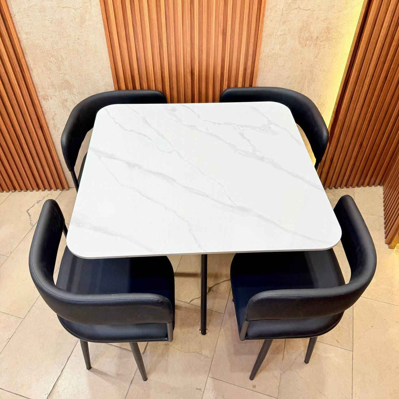 ميز طعام 4 كرسي سطح رخام مزجج 
قياس الطاوله 90 *90 سم مربع 
كراسي هيكل حديد دوشمه جلد 
يتحمل اوزان ثقيله 
#توصيل_جميع_محافظات_العراق


**إذا كنت صاحب هذا الإعلان وتريد حذفه لأي سبب، رجاءا أرسل رسالة إلى الدعم الفني**