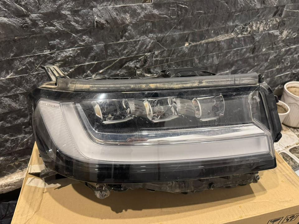 لايت امامي جهة اليمين بي ضرر كما موضح 
ولحيه دعاميه لاندكروز موديل ٢٥ vx
المكان السيدية شارع النخيل متوفر واتساب فقط ***********
