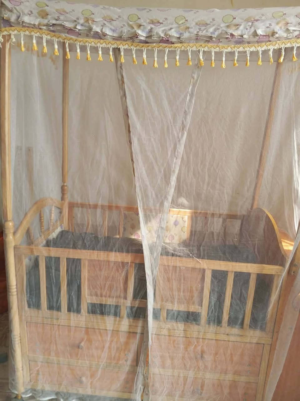 متاح كاروك للبيع مع الدوشك نضيف السعر 100 وبي مجال للتواصل علا الرقم ***********
