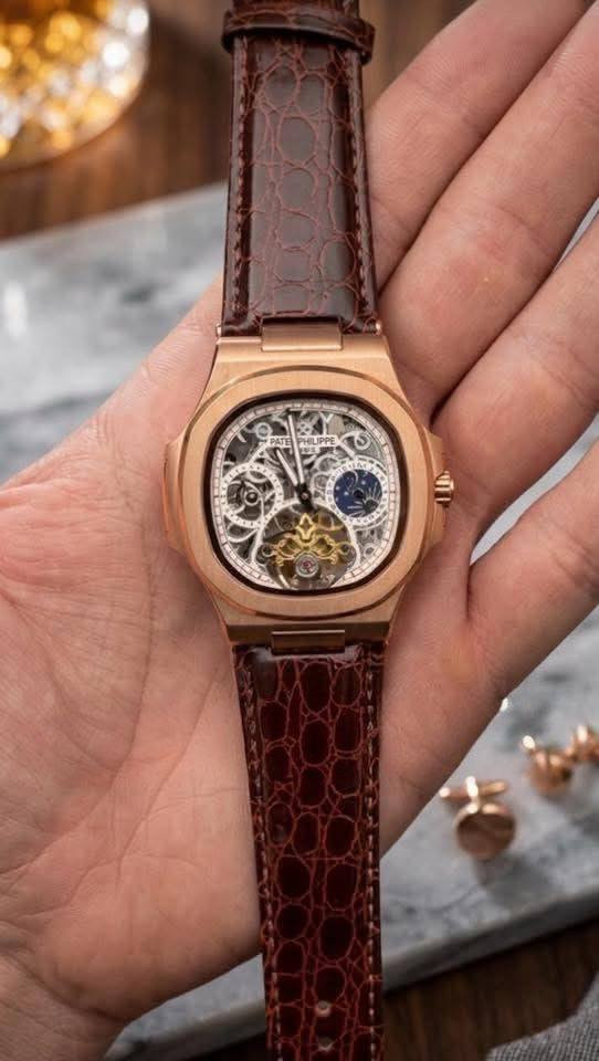 من الموديلات السويسرية الفاخرة  😍
موديل كلاسيكي نادر جدا   :-  
 

١- ساعة ميكانيكية ( نظام العمل اوتوماتيك) تعمل على حركة اليد وكذلك نظام تكويك ( two systems ) .
٢- الساعة ضد الماء  waterproof .
٣-ظهر الساعة open back case تحفة ظاهرة . 
٥- ال pin الأيسر  لعرض التاريخ الشهري monthly date. 
٦- ال pin الأيمن  moon phase تظهر فيه الشمس خلال النهار والقمر والنجوم في الليل .
 
٧-الزجاج زفير ضد الخدوش .
 كلاسيكية ملكية أنيقة عنوان الفخامة والفن . مستوحاة من العصر الفيكتوري الجميل
السعر75الف مع توصيل


**إذا كنت صاحب هذا الإعلان وتريد حذفه لأي سبب، رجاءا أرسل رسالة إلى الدعم الفني**