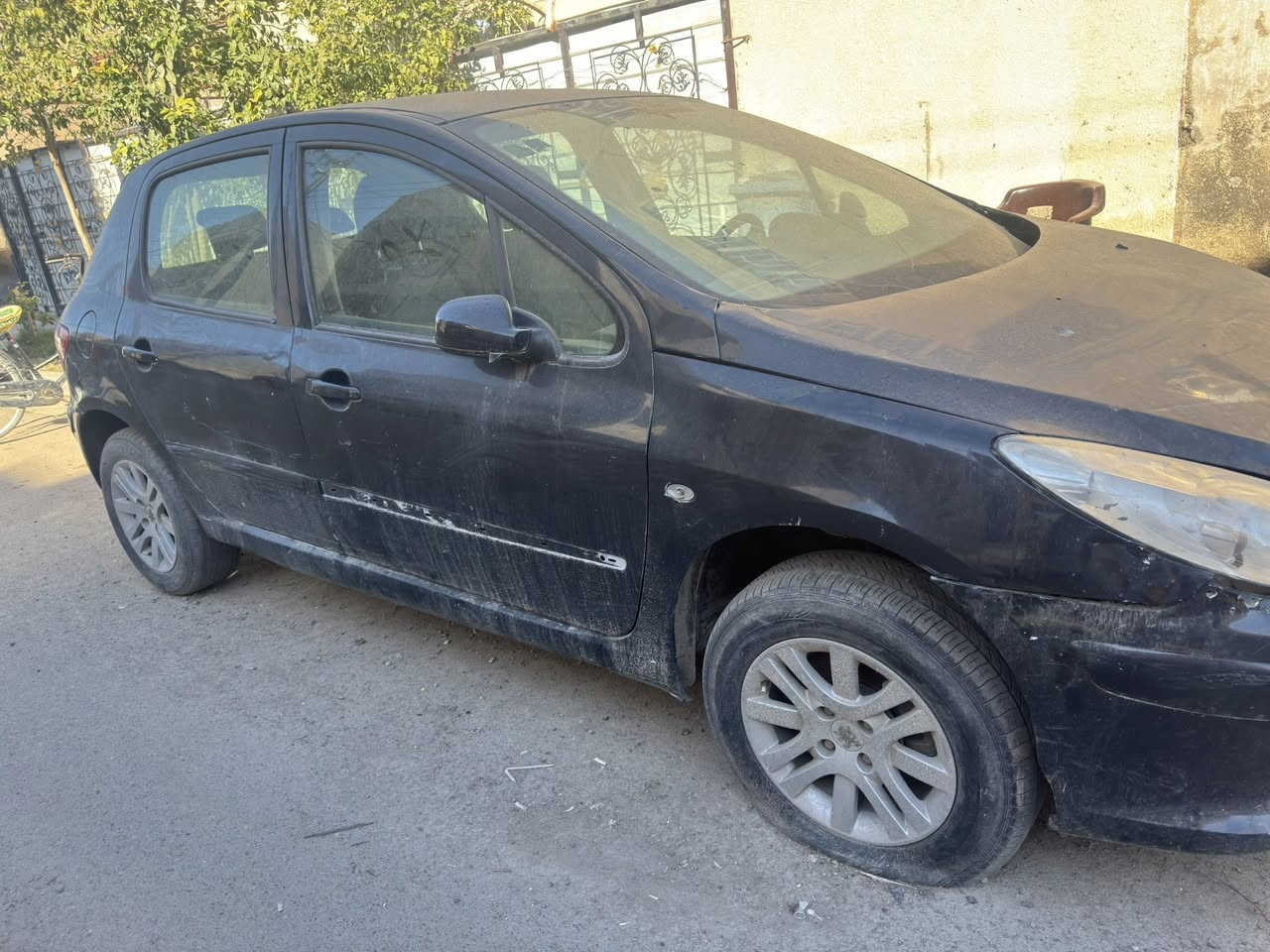 السلام عليكم ورحمة الله وبركاته
بيجو 2006للبيع سيارة نضيفة كشره نضيف 
وداخله نضيف ومحرك وكير محور كورلا 
سيارة ما تشتغل على وضعه ابيع متروكة 
سعر ١٥ ورقة وبيه مجال رقم 
***********
