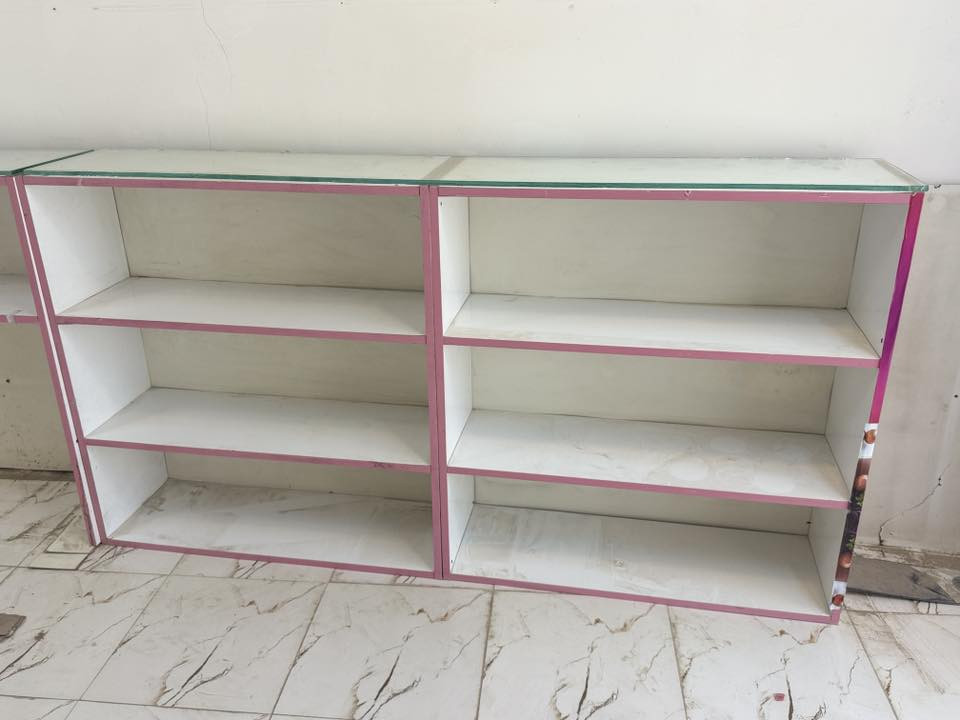 للبيع. رفوف ارتفاع متر وعرض متر عدد ٦ نضيفات جدا للاستفسار الاتصال :***********
