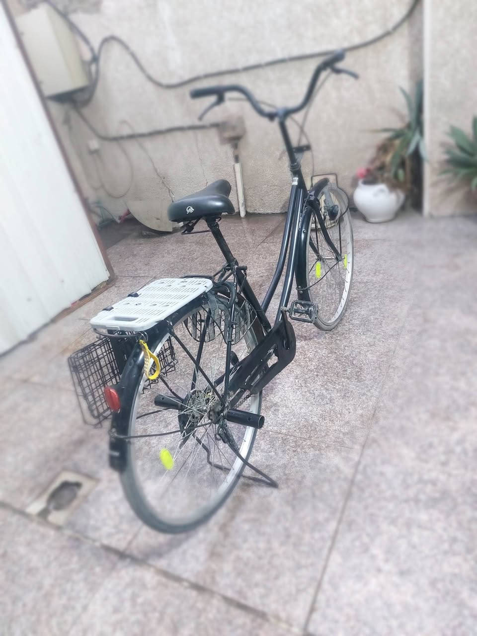 سلام عليكم ورحمة الله 
بايسكل بناتي فول واحد على واحد للبيع البايسكل نضيف مال رمبة السعر 110 و بي مجال بسييط المكان بغداد العبيدي شارع البرتقالة رقم الهاتف ***********
