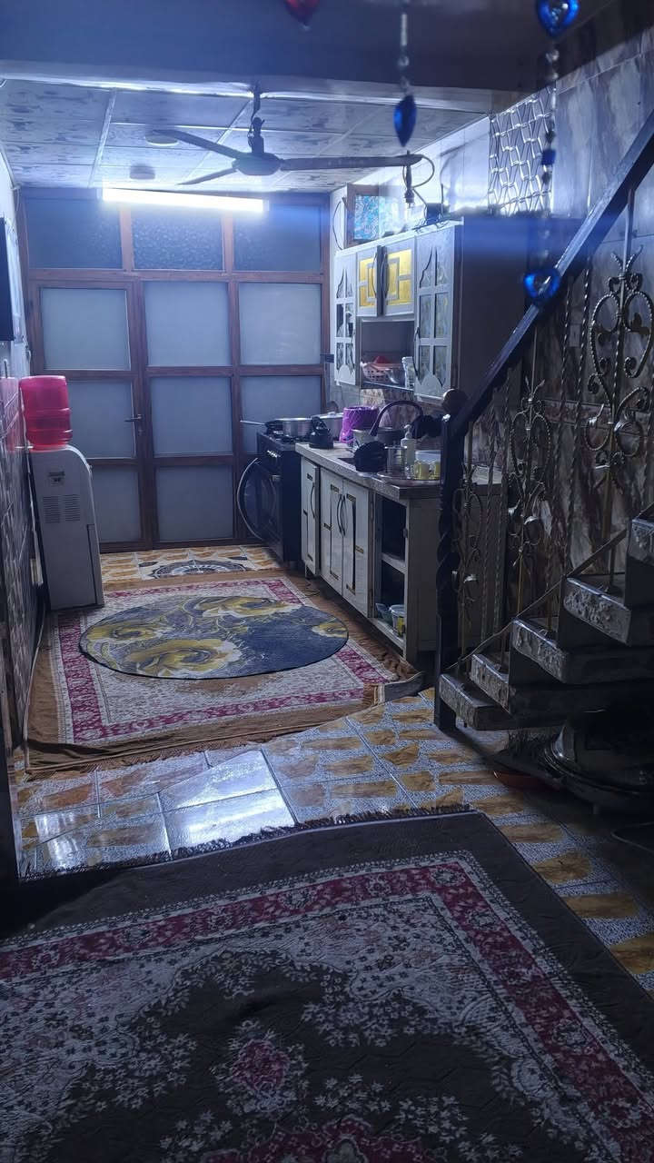 للبيع نصف قطعه اماميه  عكاده قطاع السادس فرع كوكو مول استفبال ومطبخ وحولي وثلاثه غرف نوم    قاطين القاط الثاني مبني جديد السطح مسقف مخزن على كبر البيت  الاستفسار الاتصال *********** واتساب ***********
