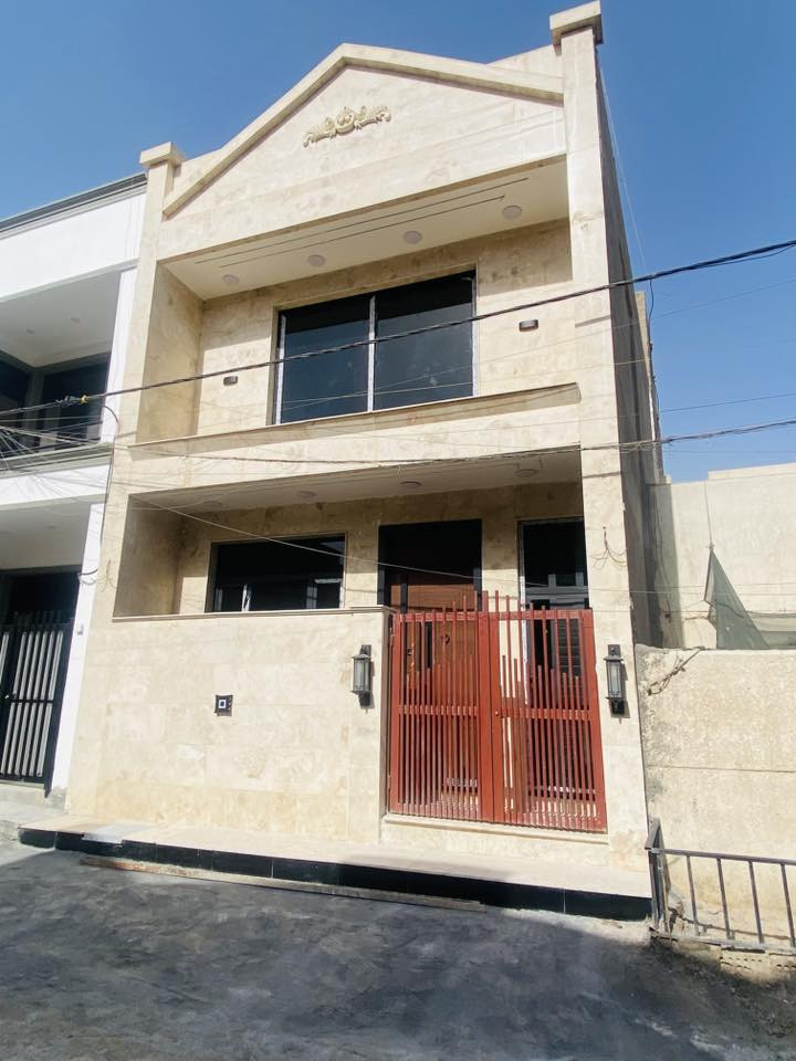 #عقارات_بغداد_دار_للبيع
#دار_للبيع درجة اولى  في الدورة حي الشرطة ابو طيارة طابو ملك صرف بناء جديد 
المساحة 60 متر واجه 6 ونزال10
مدخلين يحتوي الطابق الارضي على صالة وهول ومطبخ وحمام 
الطابق الثاني يحتوي على غرفتين نوم وحمام
الواجهة والارضيات مرمر والشبابيك المنيوم والابواب تركية
***********
***********
م #سجاد الخفاجي

