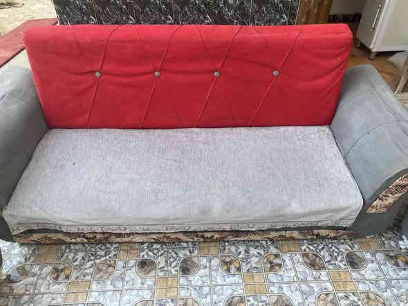 تخم لون احمر نضيف. 
مع فرشاتة السعر 95 وبي مجال للشراي 
ثلاث قطع خمس نفرات
***********
