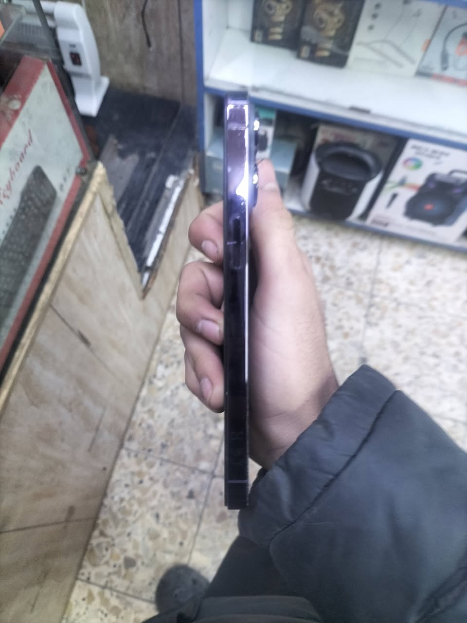 اسلام عليكم 

ايفون 14 برو ماكس 
بدل شاشه وضهر وبطاريه اصليات 
فيس ايدي شغال كلشي بي شغال تجي تفحص ملحقاته كامله 
بطاريه 100 ذاكره 256 وكدامك  ه/***********
