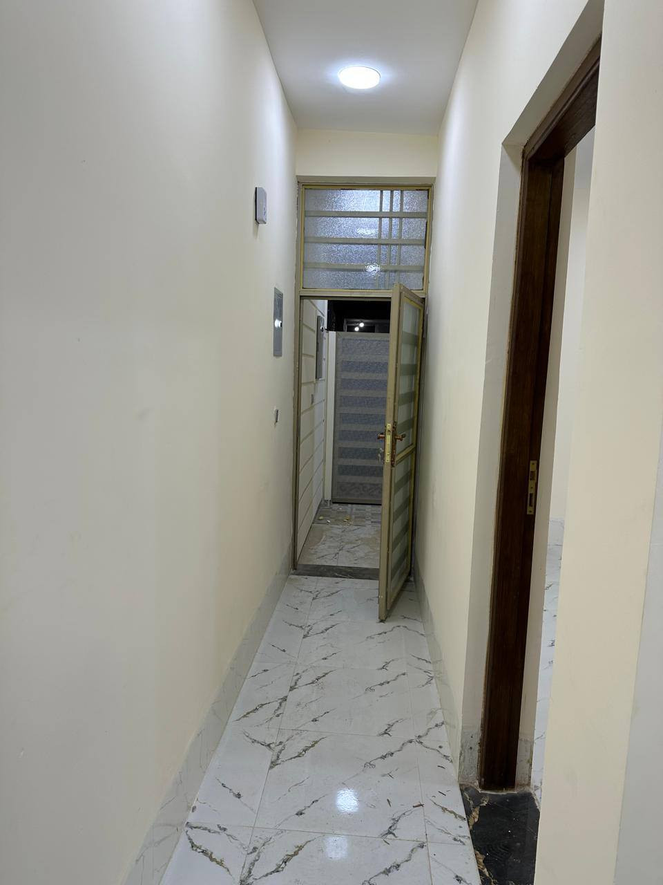 اهلام مكتب واثق المياحي  ***********
للبيع في الكوت
مشتمل 100 متر في الخاجية الخدمات طابقين بناء حديث بعده ما مسكون 
الطابق الاول غرفة وهول ومطبخ واستقبال ومجموعتين صحية 
الطابق الثاني غرفتين وهول داخلي وصحيات 
للاستفسار التواصل مع المكتب ***********
